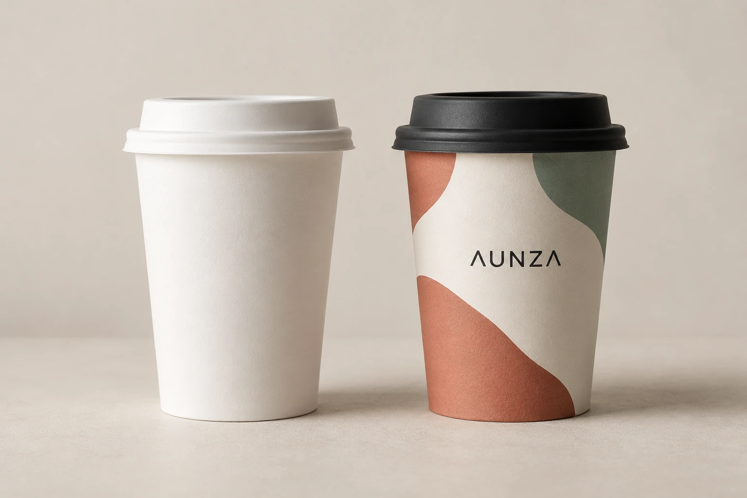 Un vaso blanco liso junto al mismo vaso terminado con la marca AUNZA