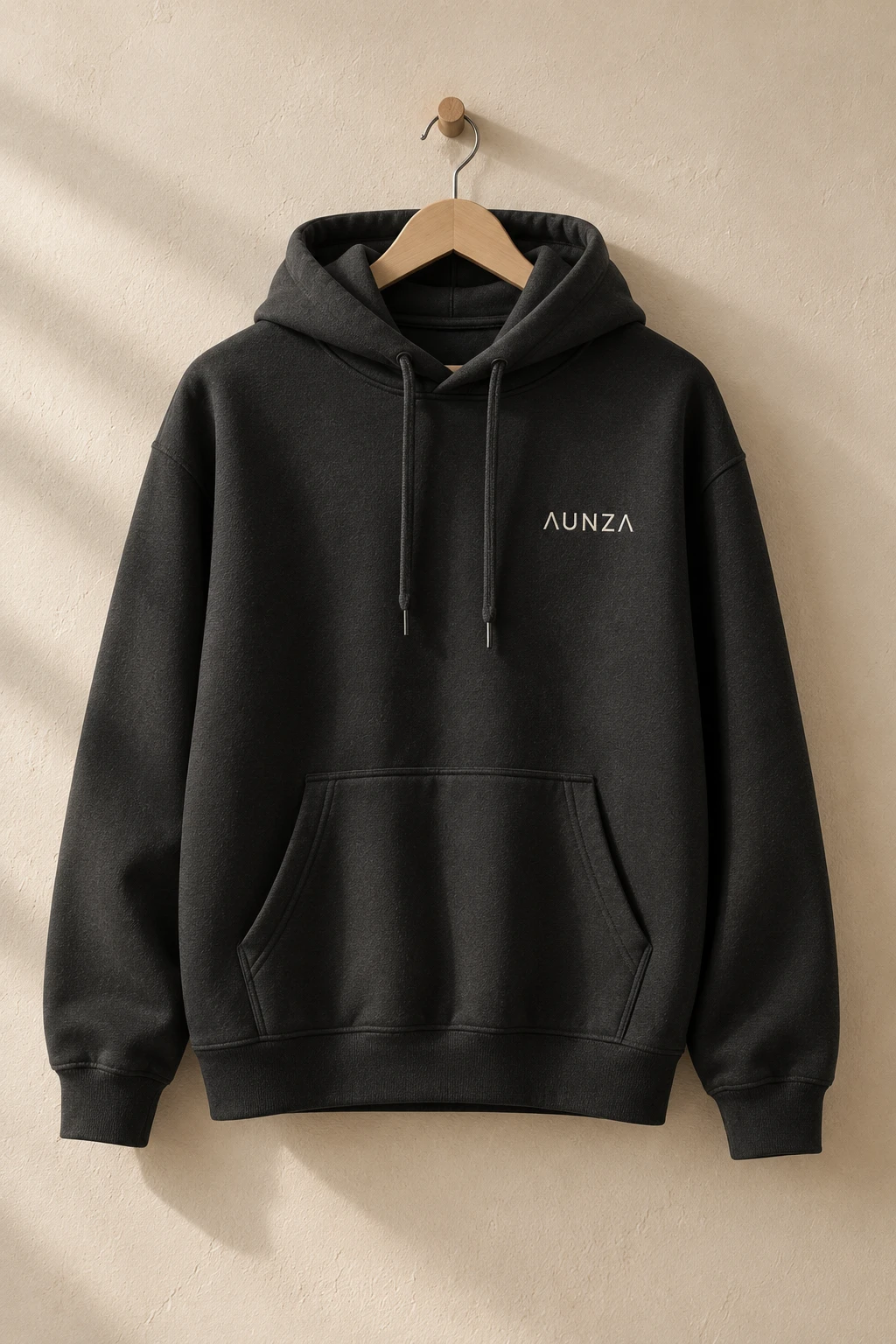 Sudadera gruesa de color carbón en una percha, con el logotipo de AUNZA bordado