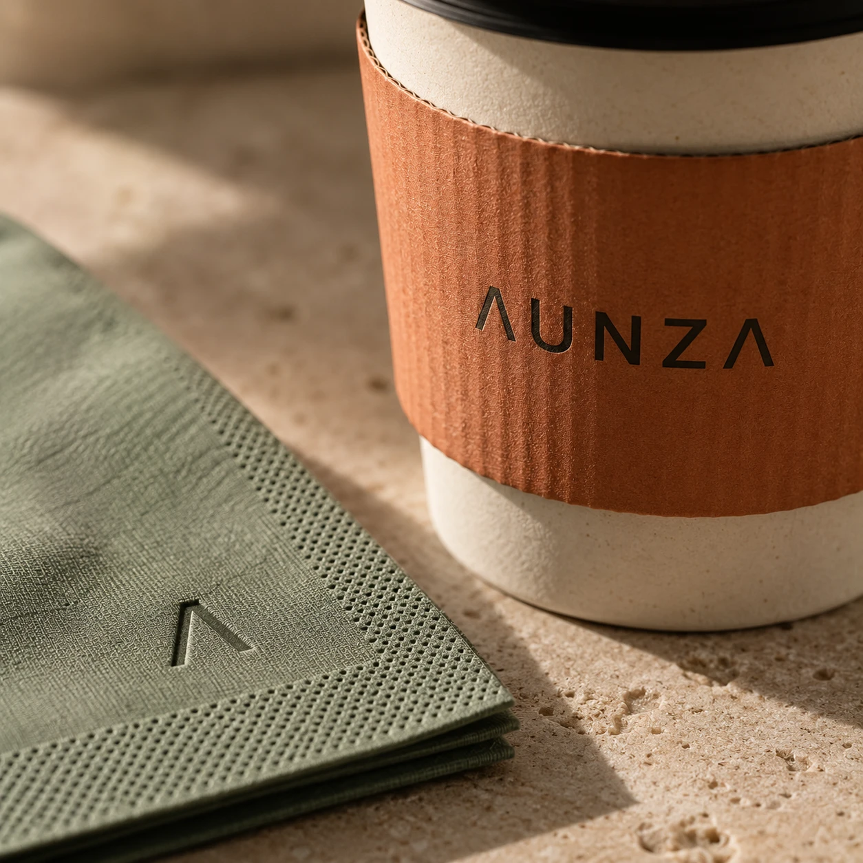 Detalle de la funda impresa de un vaso de café y una servilleta doblada