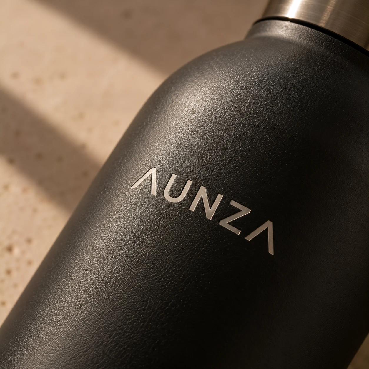 Logotipo grabado con láser en una botella