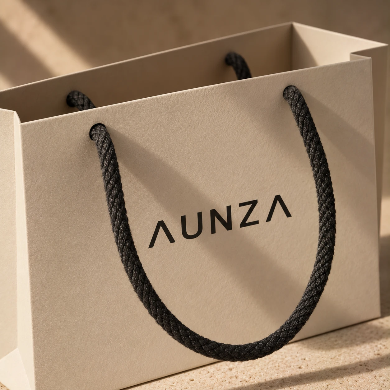 Asa de cuerda y pliegue superior de una bolsa de papel
