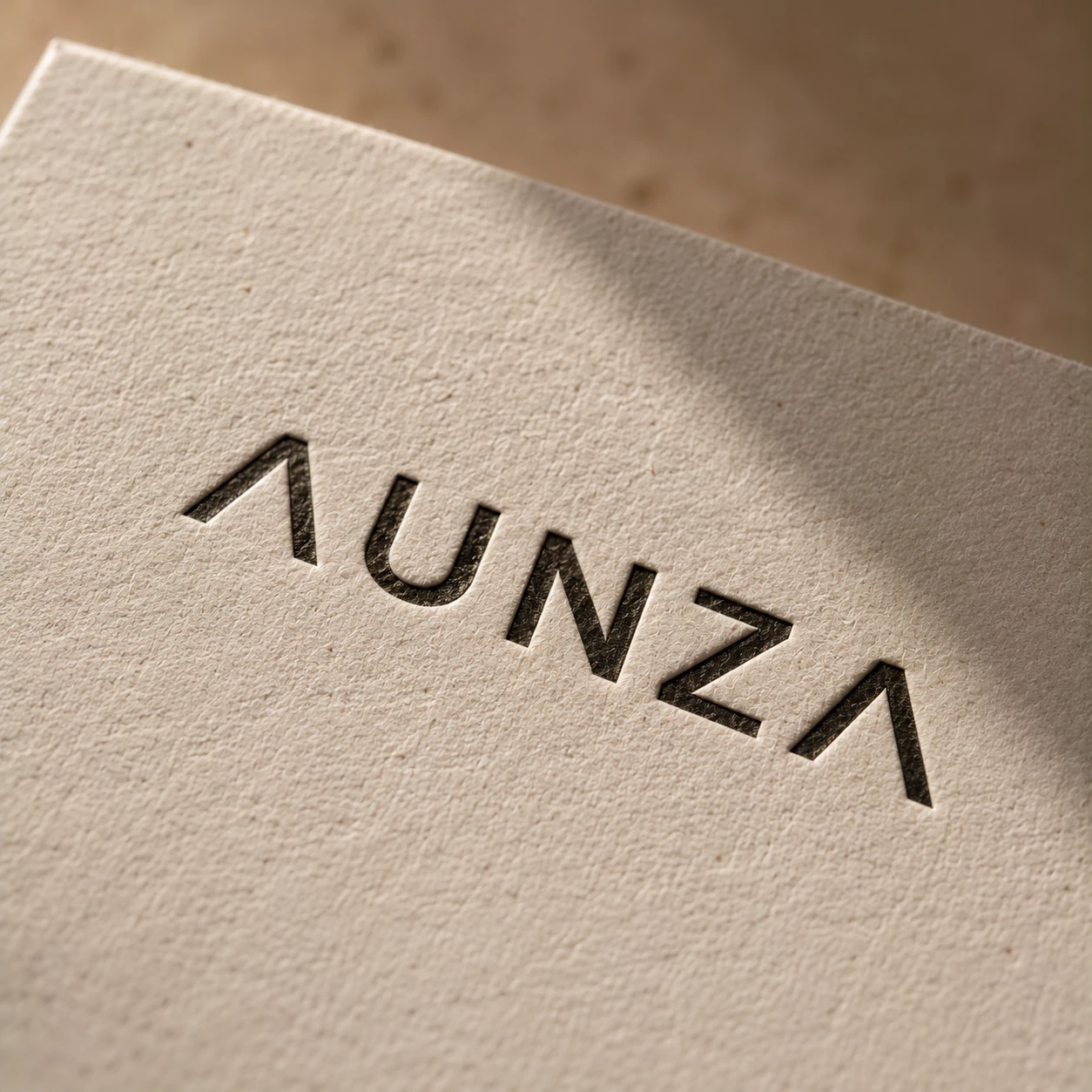 Logotipo en letterpress sobre papel de algodón