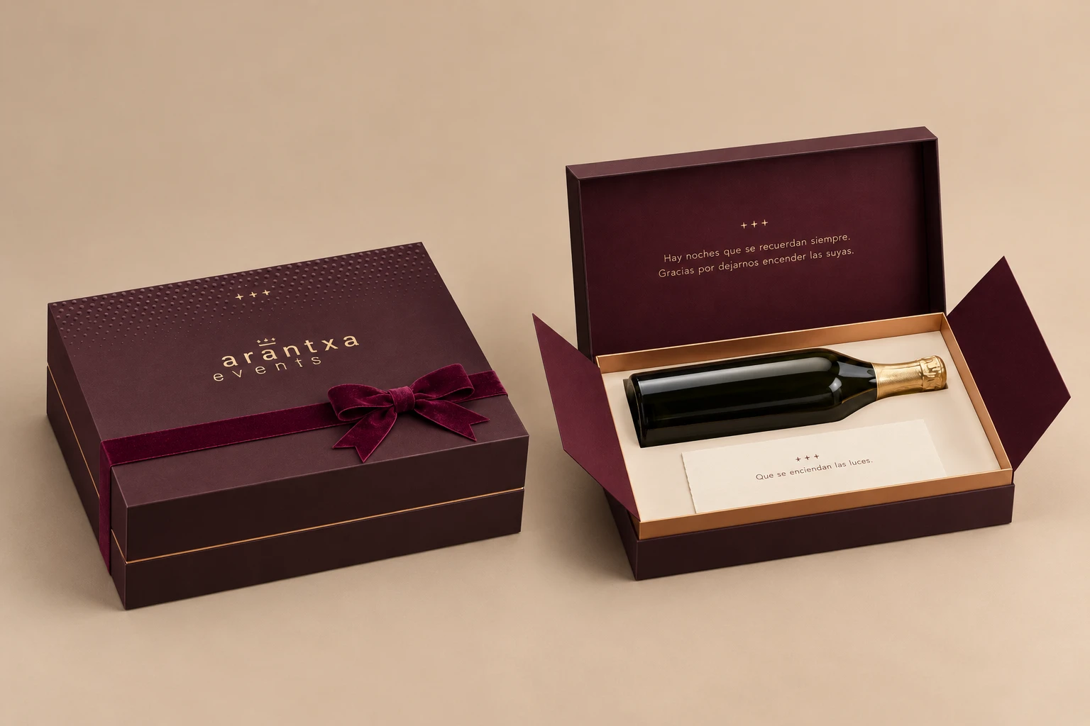 Caja navideña de Arantxa Events, cerrada con un lazo de terciopelo y abierta con una botella en su interior